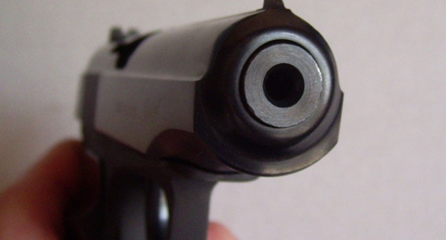 13-летняя девочка выстрелила себе в лицо из пистолета, когда хотела сделать селфи