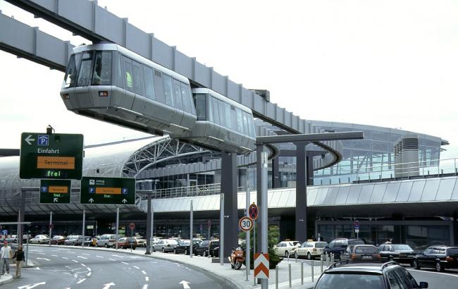 Забастовки сотрудников аэропортов привели к отмене почти 500 рейсов