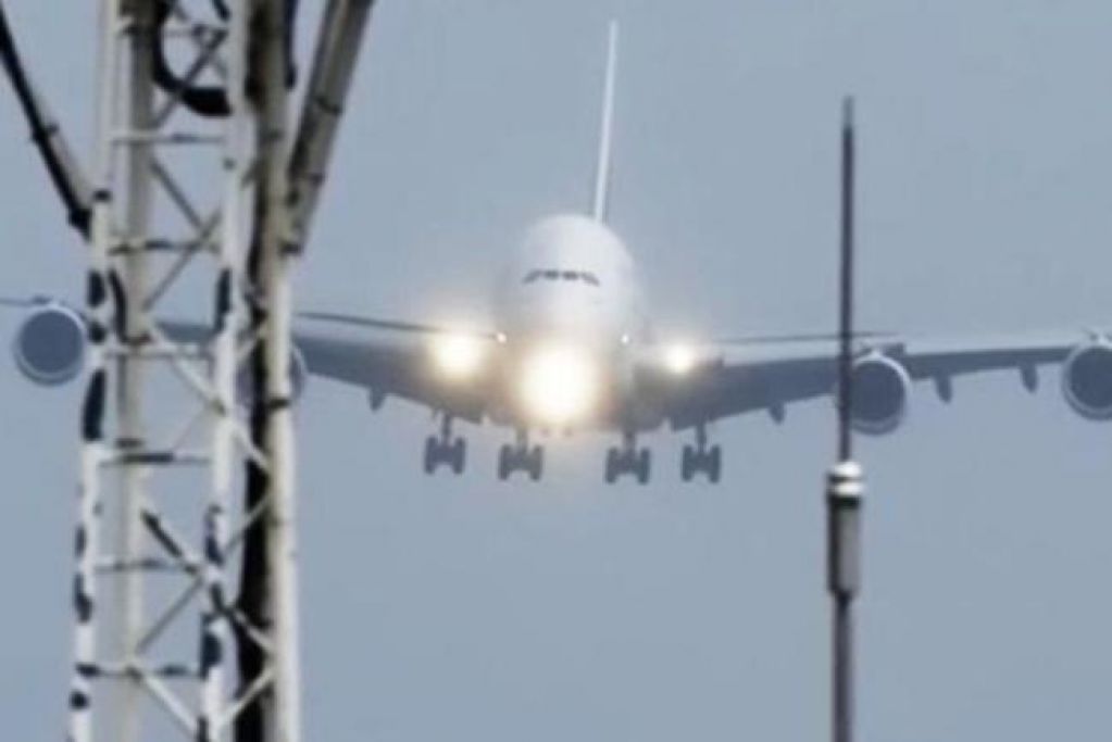 Опасная посадка самого большого авиалайнера в мире попала на видео