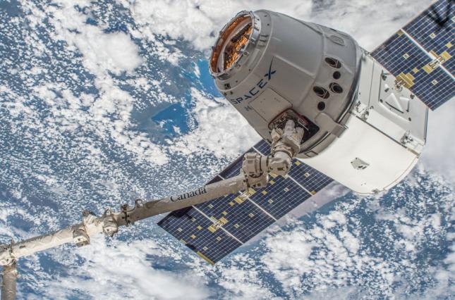 Шесть часов в пути: космический корабль Dragon успешно вернулся на Землю после миссии на МКС