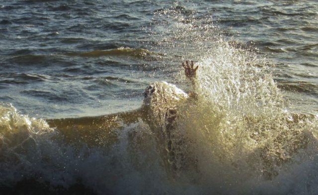 Люди в ужасе: из морских глубин выловили гигантского монстра. ФОТО