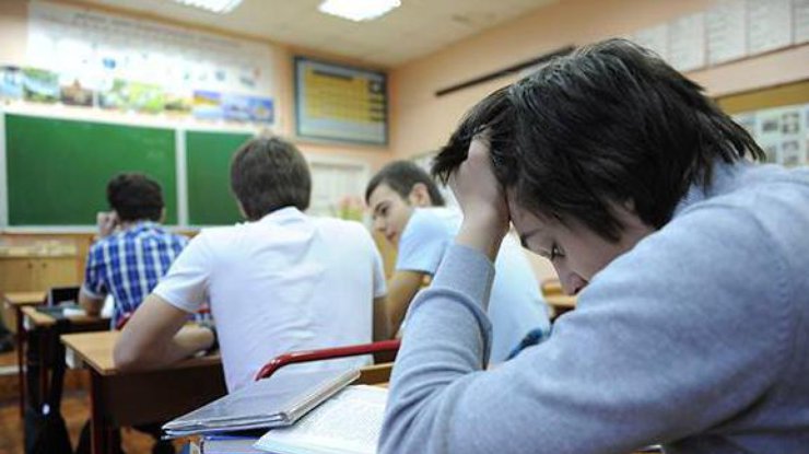 Старшеклассник до потери сознания избил свою учительницу