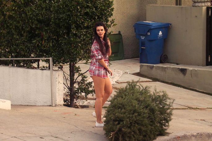 Голливудская звезда пошла выносить мусор, однако забыла надеть штаны