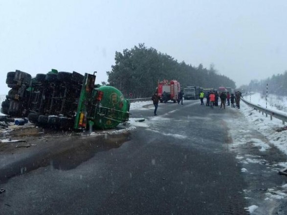 На трассе в Винницкой области столкнулись бензовоз, легковушка и грузовик: есть погибший