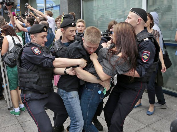 Самим парней не хватает: в России проститутки жестоко избили геев