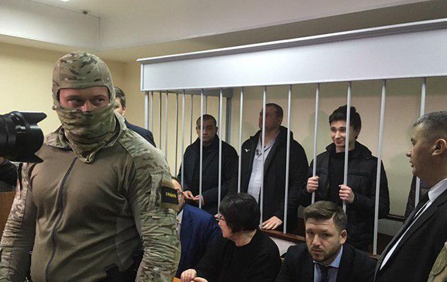 Суд РФ оставил под стражей еще четырех украинских моряков