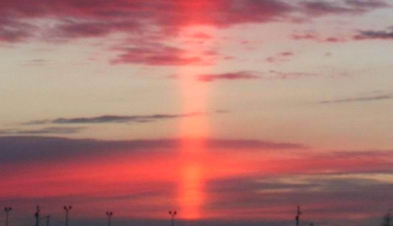 Таинственный красный столб видели в небе над Техасом. ВИДЕО