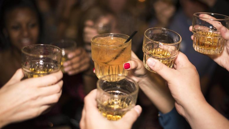 Ученые объяснили, чем опасен полный отказ от алкоголя