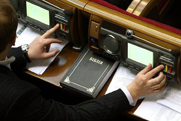 Операция «Депутатские пальчики»: политолог назвал действенный способ борьбы с «кнопкодавством» 