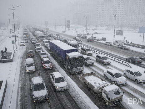 Украину атакуют снегопады: в ряде регионов закрыт проезд для фур. СПИСОК