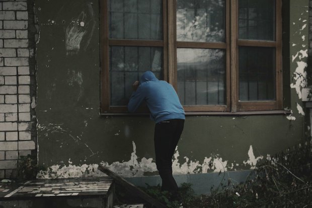 Внезапная вспышка выдала наглого фотографа-извращенца. ВИДЕО