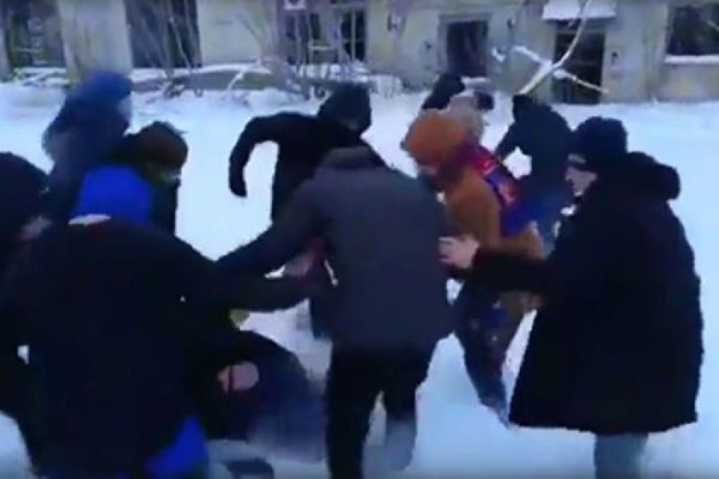 "Умрите, мр*зи": толпа зверски избила трех подростков. ВИДЕО