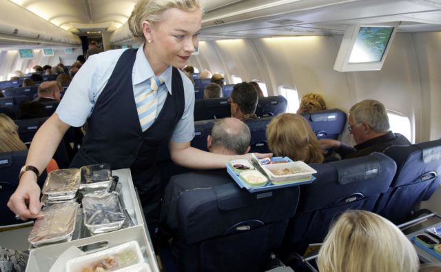 Стюардесса назвала секретные правила на борту самолета