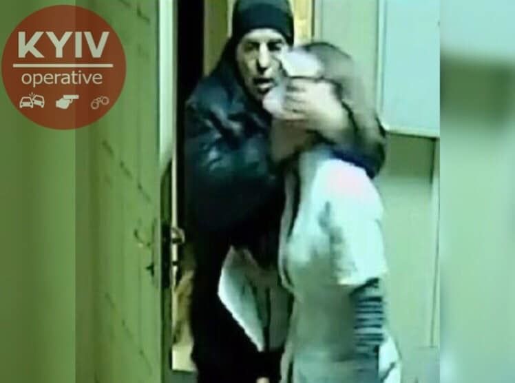 В Харькове мерзавец затащил юную девушку-провизора в подсобку и изнасиловал