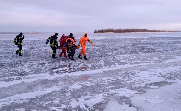 Не смогли помочь: рыбак ушел под лед на глазах у людей