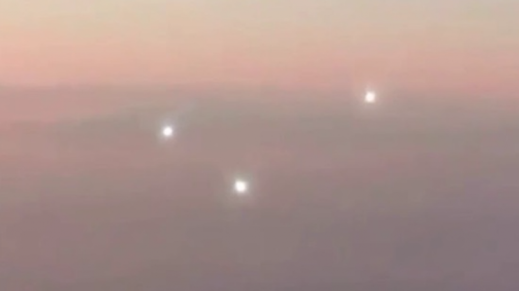 Загадочные огни преследовали авиалайнер над Южной Америкой. ВИДЕО