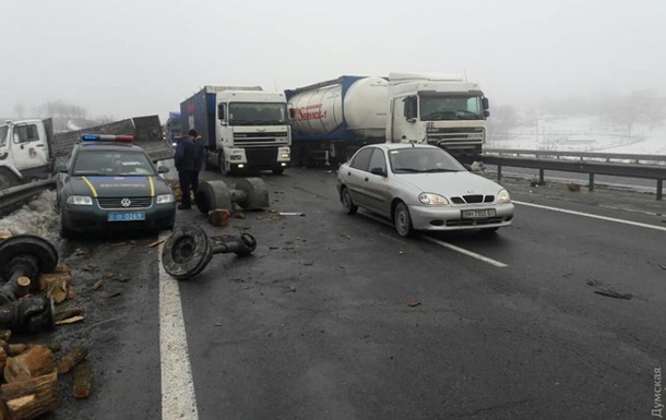 Масштабное ДТП на трассе Киев-Одесса: столкнулись шесть авто