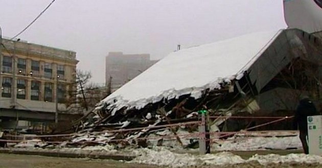 В России рухнула часть здания института, который проектировал Керченский мост . ВИДЕО