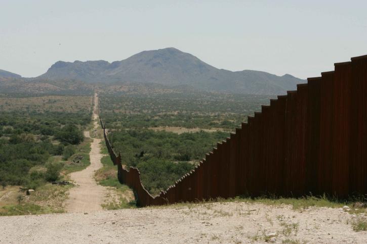 Трамп отправляет на границу с Мексикой тысячи солдат: что происходит