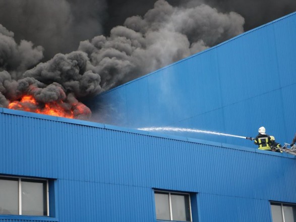 В ГСЧС рассказали о неработающей системе пожаротушения на горевших складах в Киеве