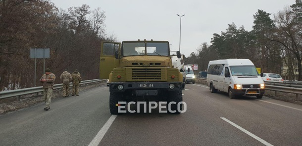 ДТП под Киевом: на Брест-Литовском шоссе столкнулись грузовик и военный тягач. ФОТО