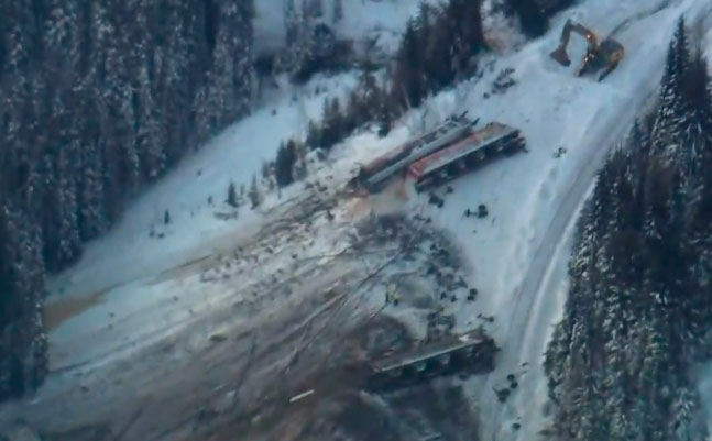 Трагедия: поезд упал с горного моста высотой 60м. ВИДЕО