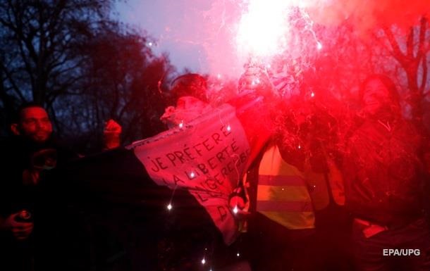 В Париже опять беспорядки: протестанты громят заведения