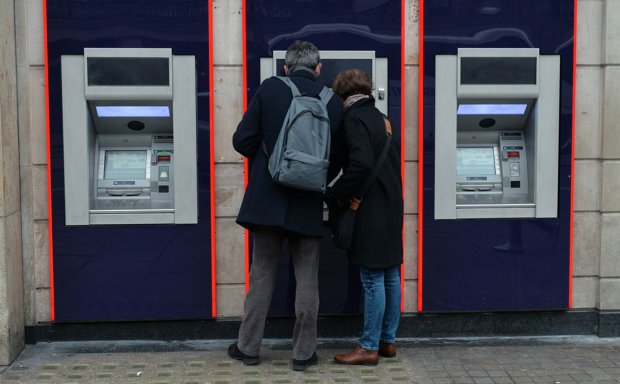 Картон вместо налички: в Украине мошенники обхитрили банкоматы