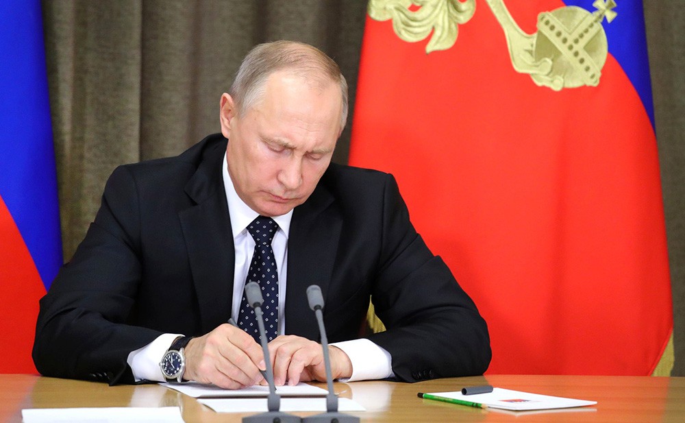 Порошенко: Путин поставил подпись под выводом войск из Донбасса