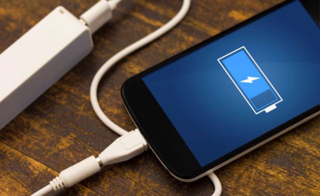 Эксперты назвали главные ошибки при зарядке смартфонов