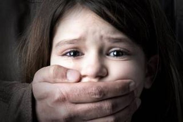 На Полтавщине родители 2,5 года подряд насиловали свою дочь на камеру