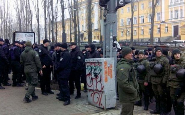 В центр Киева стягивают усиленные наряды полиции и Нацгвардии