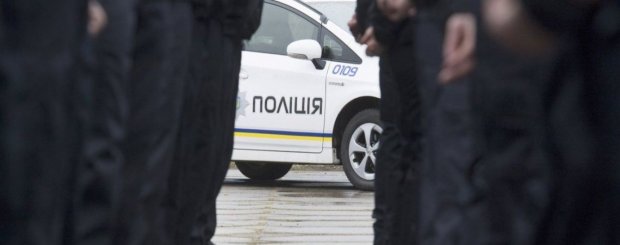 Прохожие спасли чудом: в Киеве коп атаковал школьницу