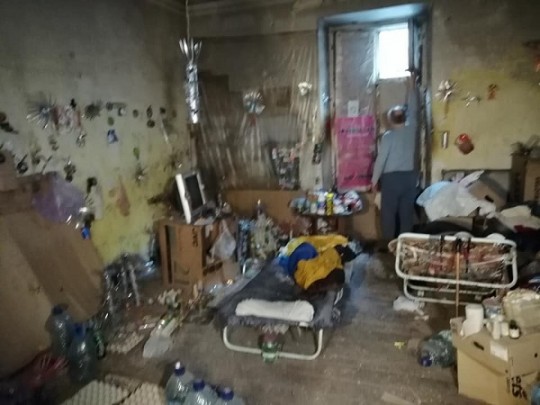 Грибок на стенах и отсутствие туалета: в Одессе люди 20 лет не выходили из дома. ФОТО