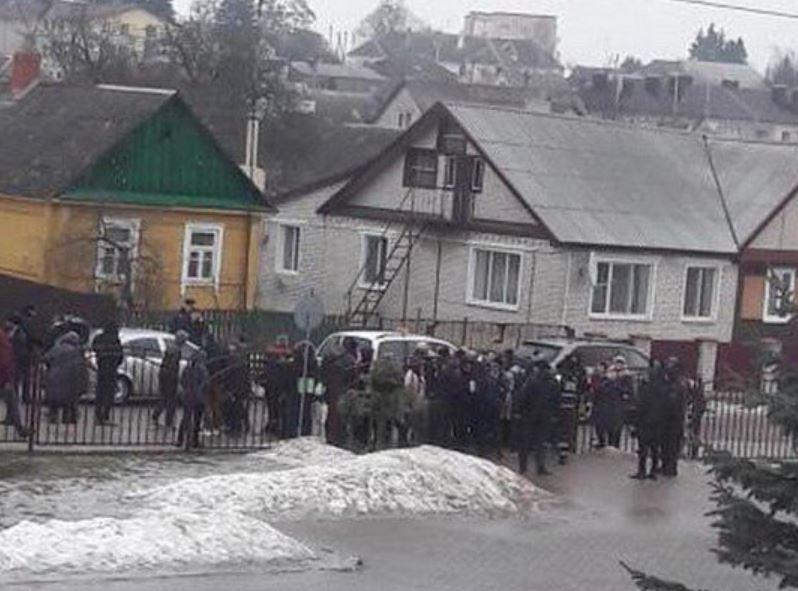 Вооруженный подросток устроил резню в школе под Минском: есть погибшие 