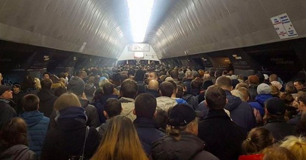ЧП в метро: полуголая девушка напугала людей. ФОТО