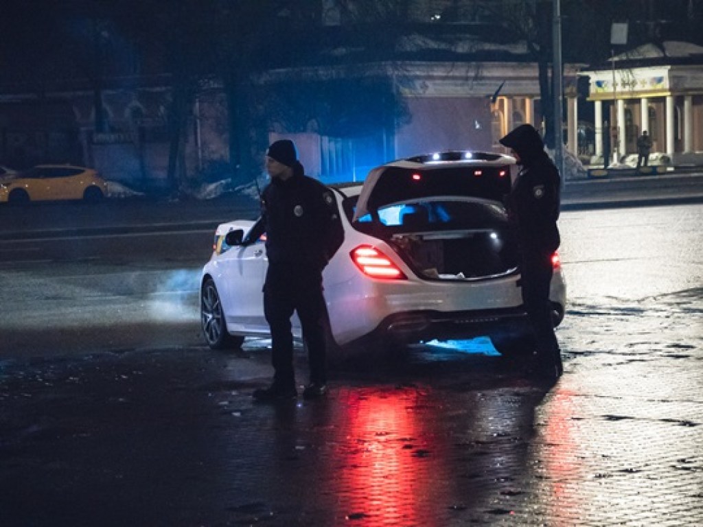 Пьяный хозяин Mercedes устроил стрельбу в центре Киева. ФОТО