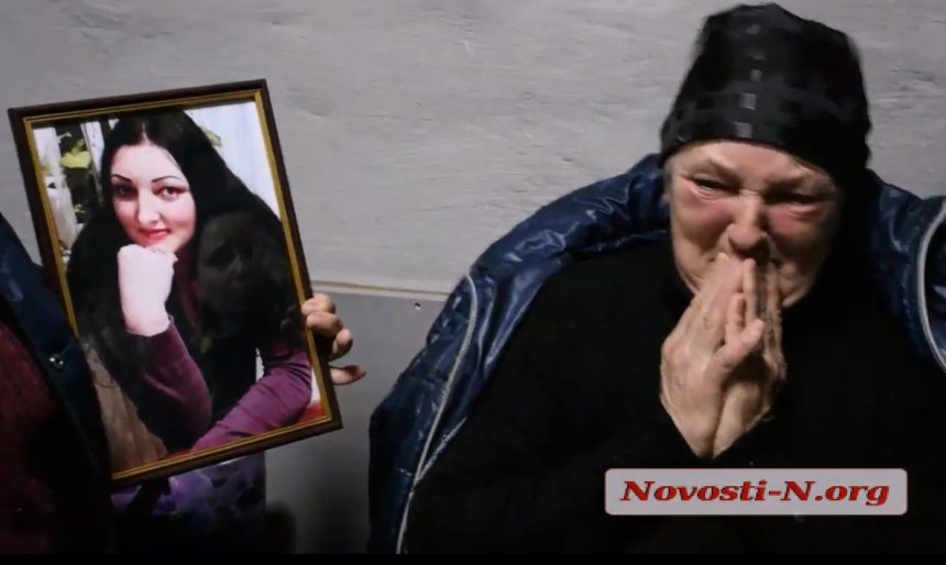 «Убийцы сидят и смеются!»: во время суда в Николаеве матери убитой девушки стало плохо