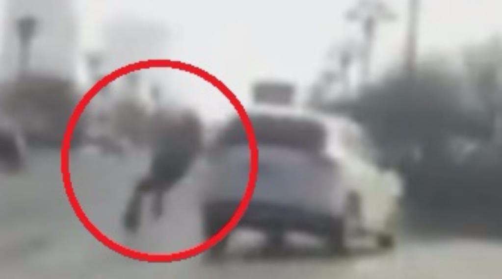 На камеру регистратора попала телепортация человека. ВИДЕО