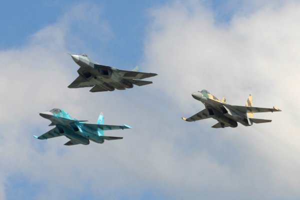 Путин стягивает силы: в небе над Донбассом появились российские боевые самолеты. ВИДЕО