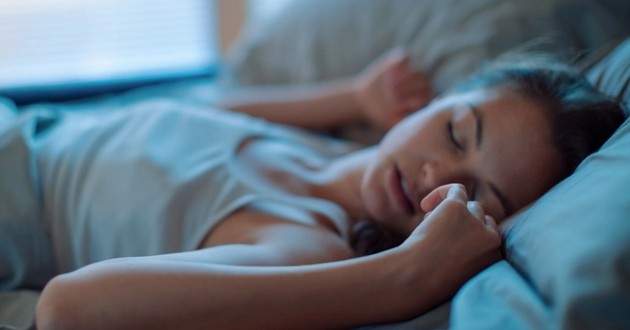 Большую часть ночи лучше всего спать на спине: для этого есть целых 5 причин