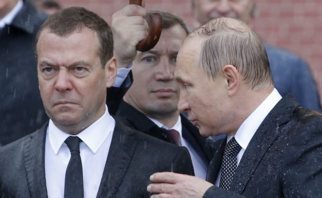 Медведев решил уравнять доходы россиян и опозорился, как с бабушками