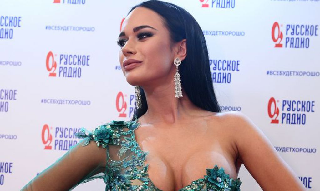 Российская телеведущая выставила напоказ соблазнительные формы