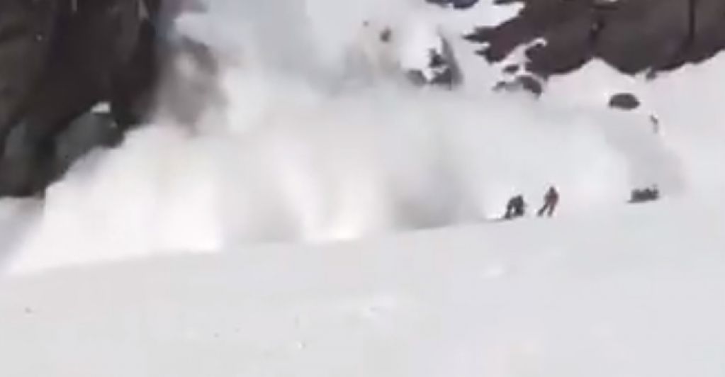 Лыжник снял на ВИДЕО, как пытался спастись от лавины в Швейцарии
