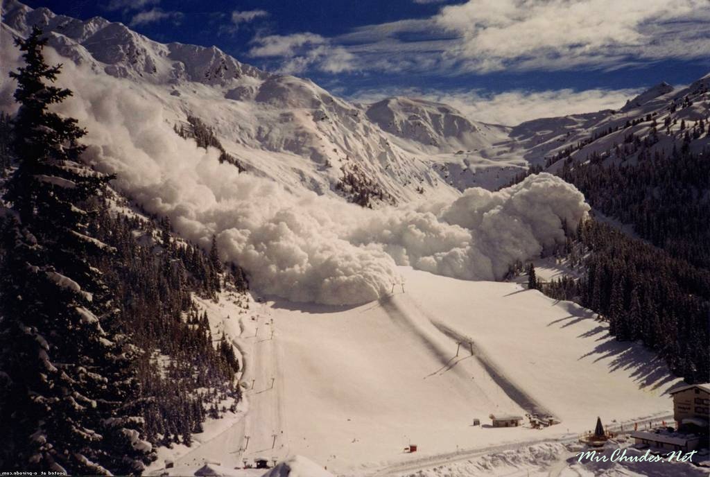 В Альпах сняли побег горнолыжников от гигантской снежной лавины. ВИДЕО