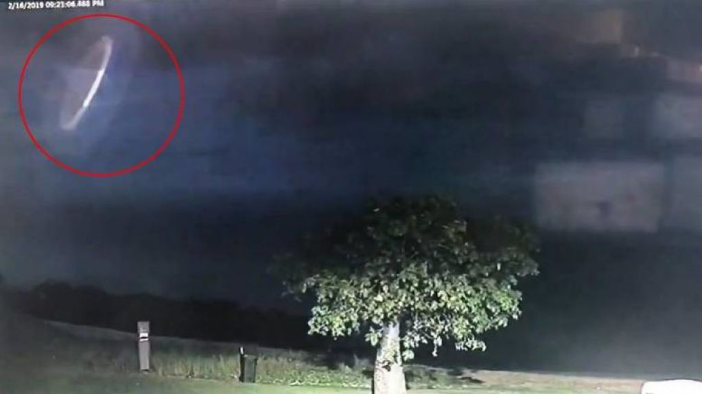 В Австралии камера сняла во время грозы странный светящийся диск. ВИДЕО