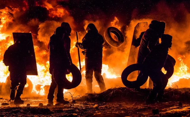 Пьют вино и радуются: расстрел Майдана «приукрасили» праздником