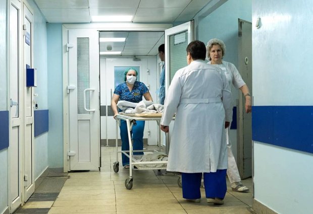 Бил ножом в живот: украинца жестоко зарезали в больнице