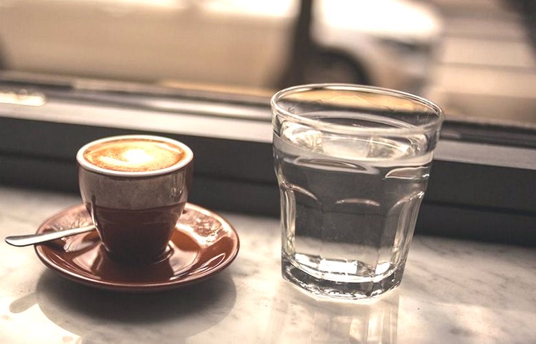 Медики объяснили, почему кофе лучше пить с чистой водой
