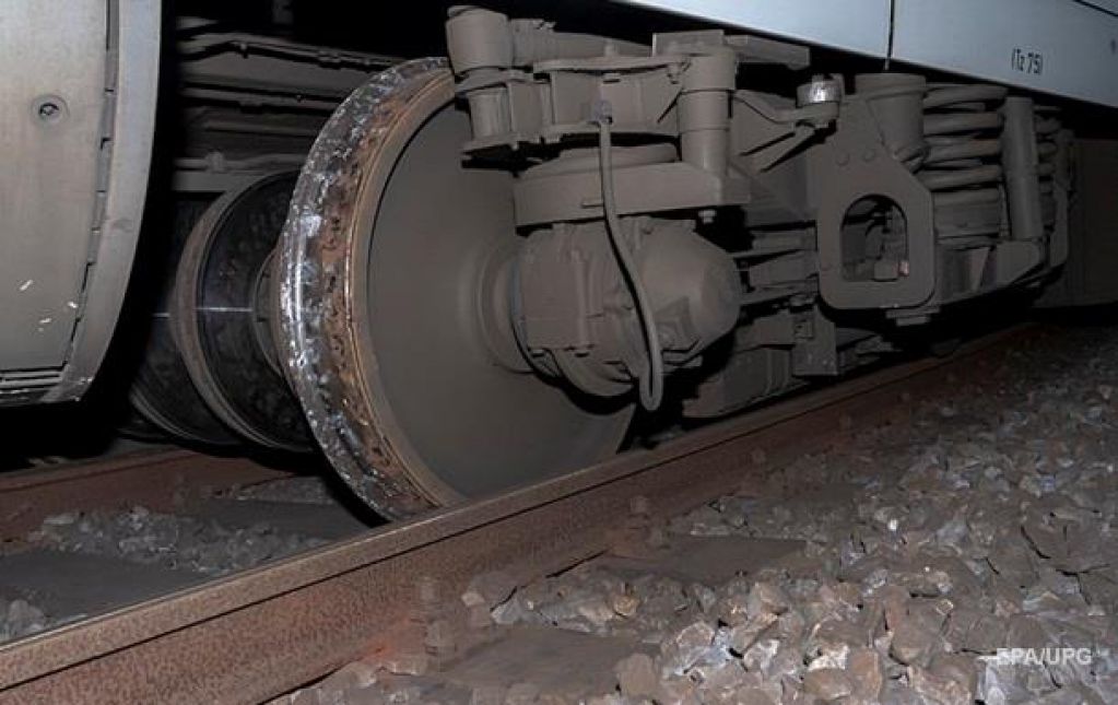 ЧП на мосту: с рельсов сошел поезд с газом, пострадал машинист
